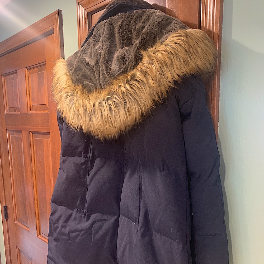 Vince Camuto size med navy blue coat.